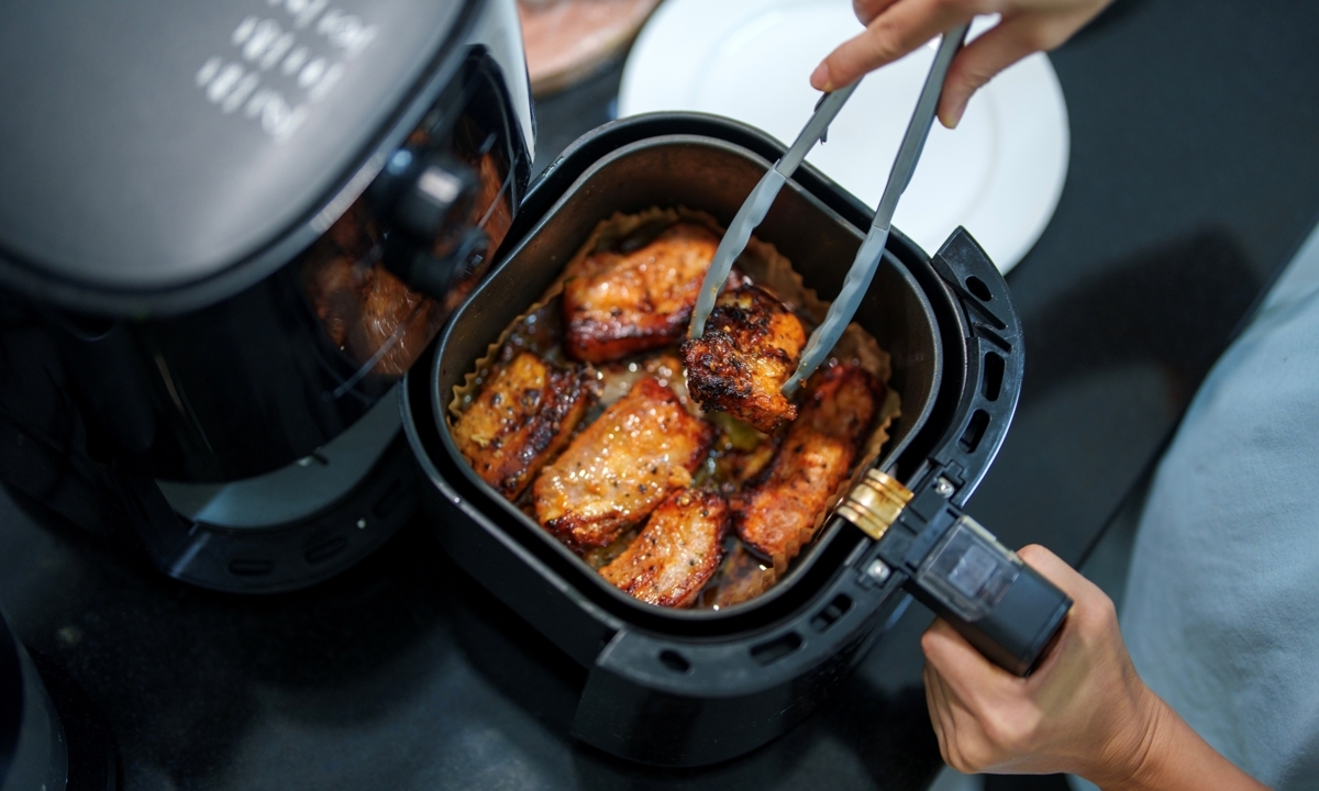 &${esc.h}34;종이 포일 썼는데 청소는 다음에&${esc.h}34;…에어프라이어, 기름때만 쌓이는 게 아니다 [라이프+]