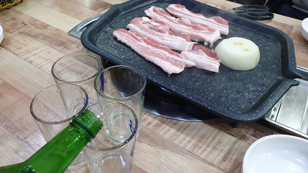 늦은 밤 삼겹살에 소주 한 잔…자다 2~3번 깨는 중년, ‘아침 혈당’도 흔들린다
