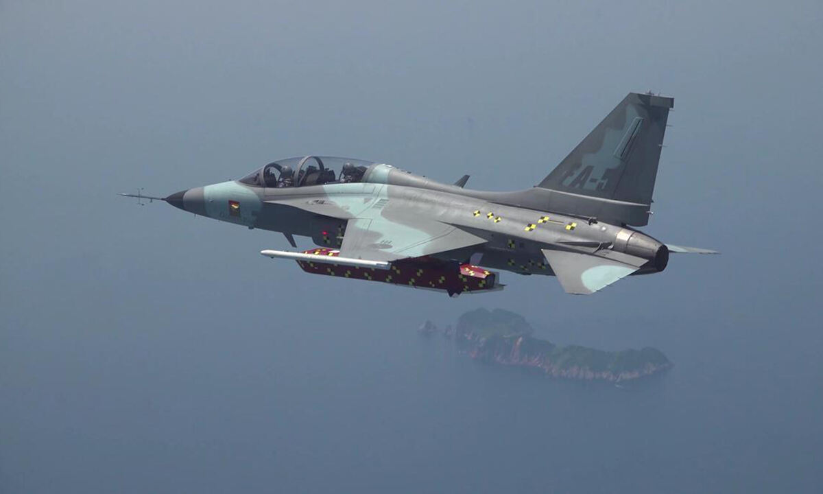 FA-50 경공격기가 천룡 장거리 공대지미사일을 탑재한 채 비행하고 있다. 세계일보 자료사진