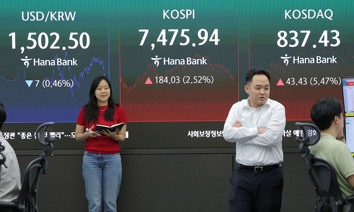 삼전·하이닉스 내릴 때 하이브 웃었다…비IT로 번진 증시 자금, 우주 펀드는 외면