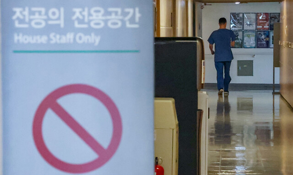 법원 “전공의 수련일수 13일 부족하다고 1년 유급은 부당...중대 불이익”