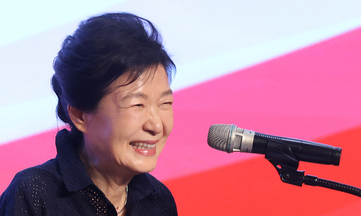 국힘, 李·朴과 밀착 행보… 與 “극우 어게인이냐”