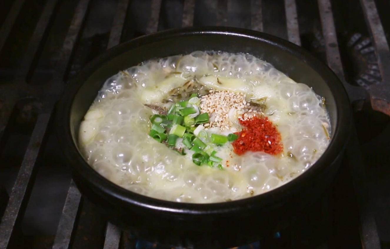 남은 돼지고기 국물까지 활용한 제주 사람들의 지혜…대표 음식 된 ‘몸국’ [FOOD+]