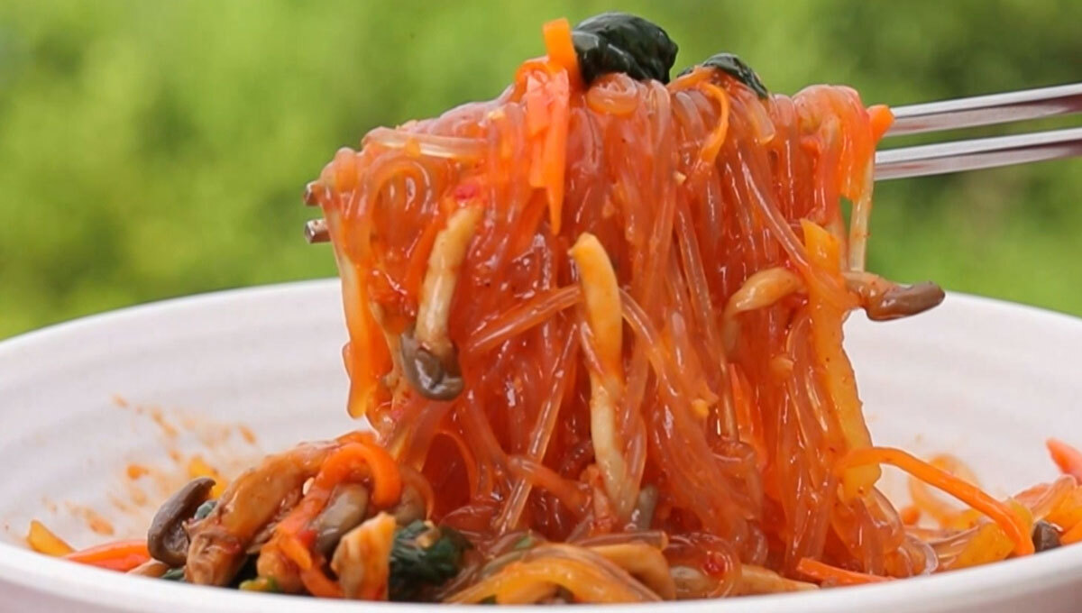 부산의 원조 패스트푸드…피란민 허기 달래던 ‘비빔당면’ [FOOD+]