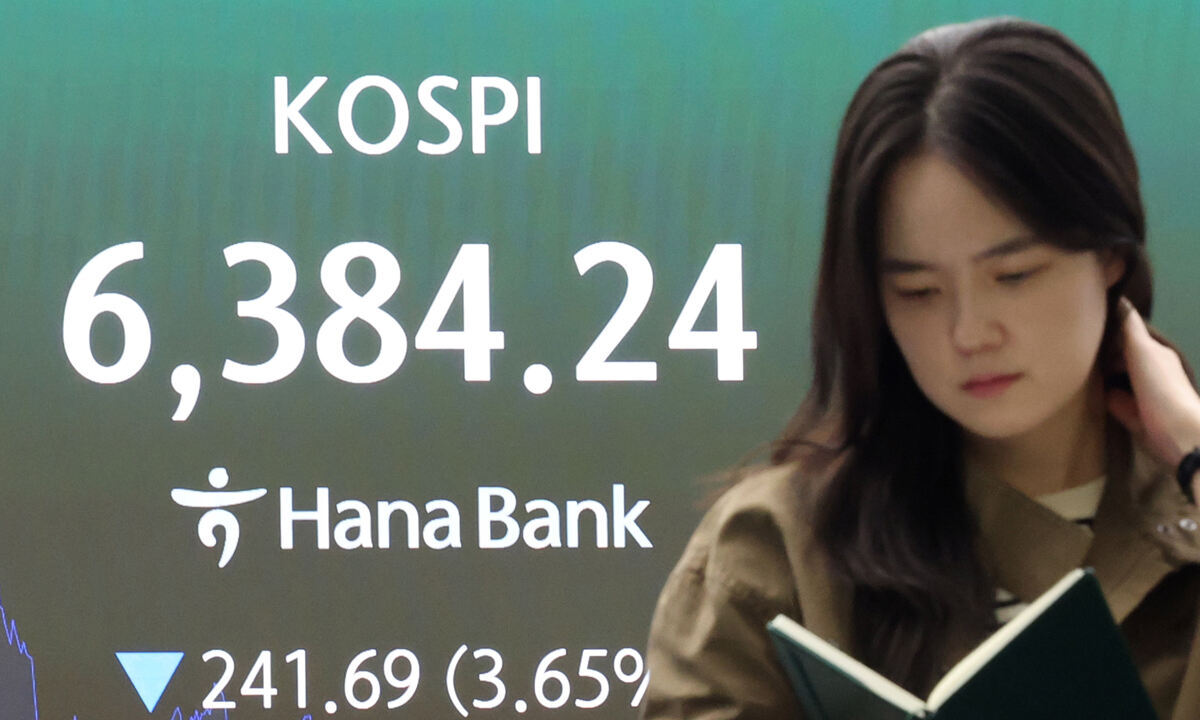 공격적으로 ‘팔자’ 기조인 외국인 투자자...원화 강세가 원인?