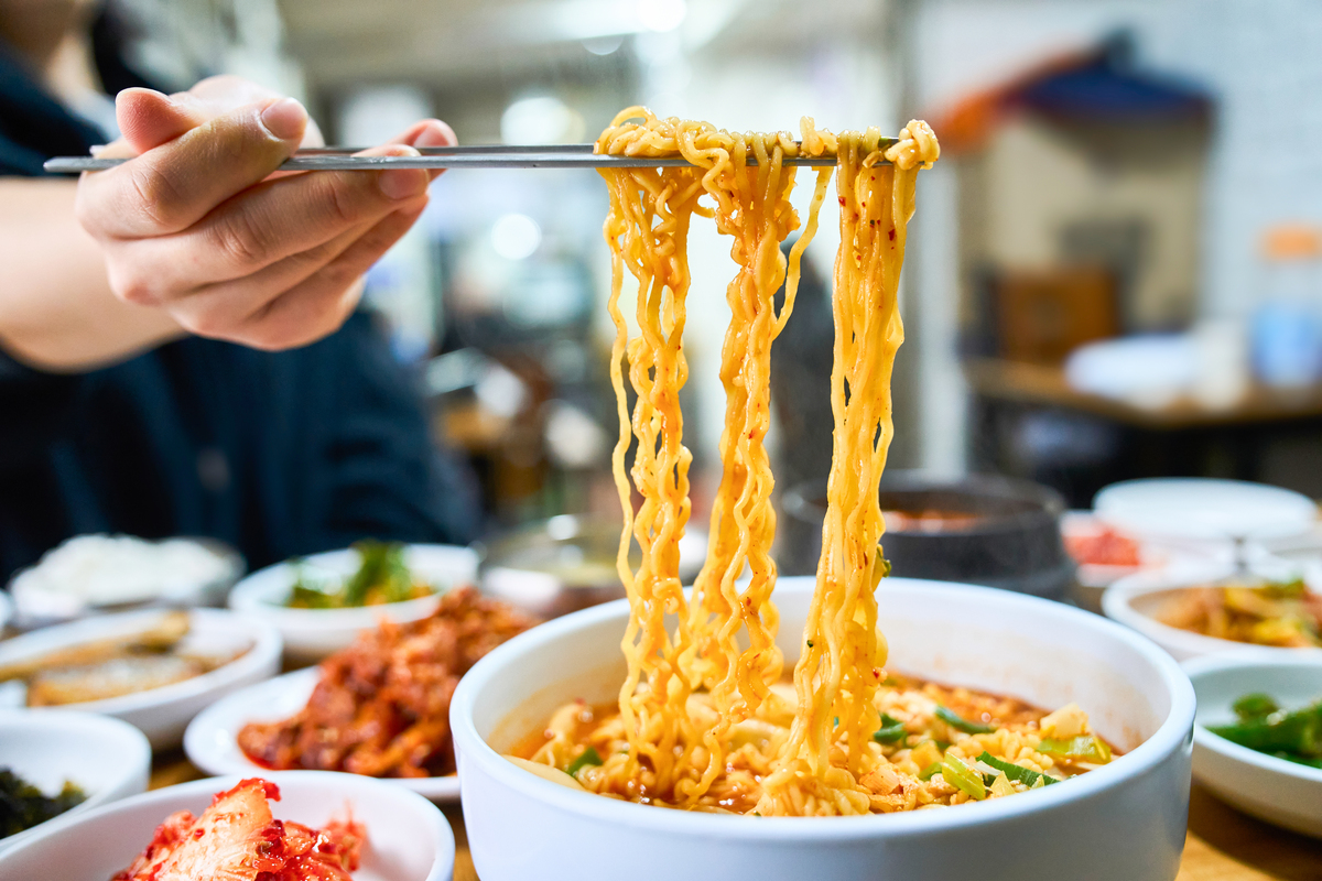 라면 국물과 김치 등은 한 끼 나트륨 섭취량을 높일 수 있어 섭취량을 조절하는 것이 좋다. 게티이미지뱅크