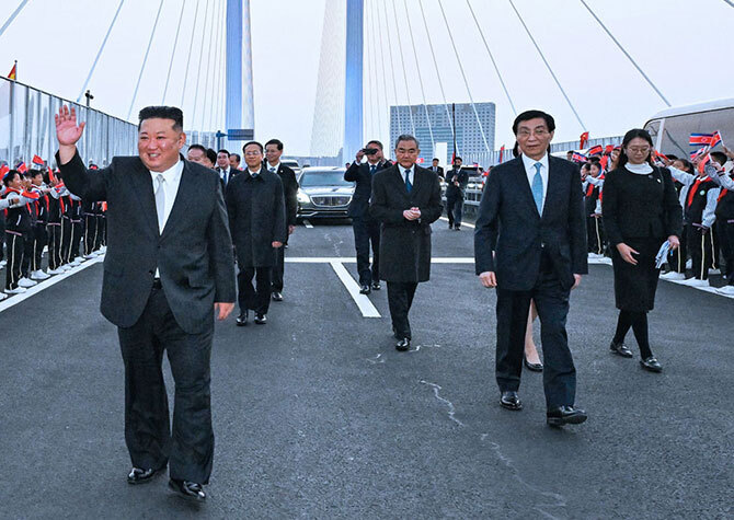 김정은, 전례 없는 파격 육로 방중…항미원조